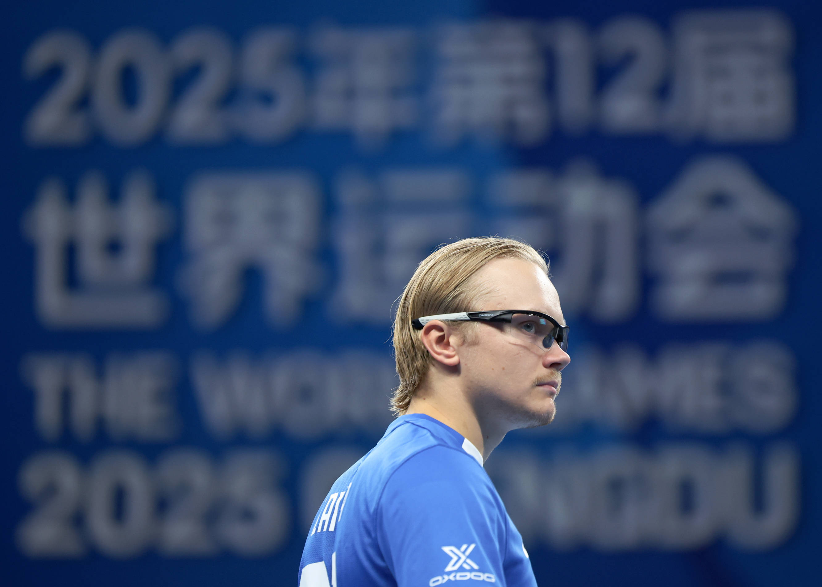 男子曲棍球赛场悲喜交加，西班牙选手逆袭夺冠