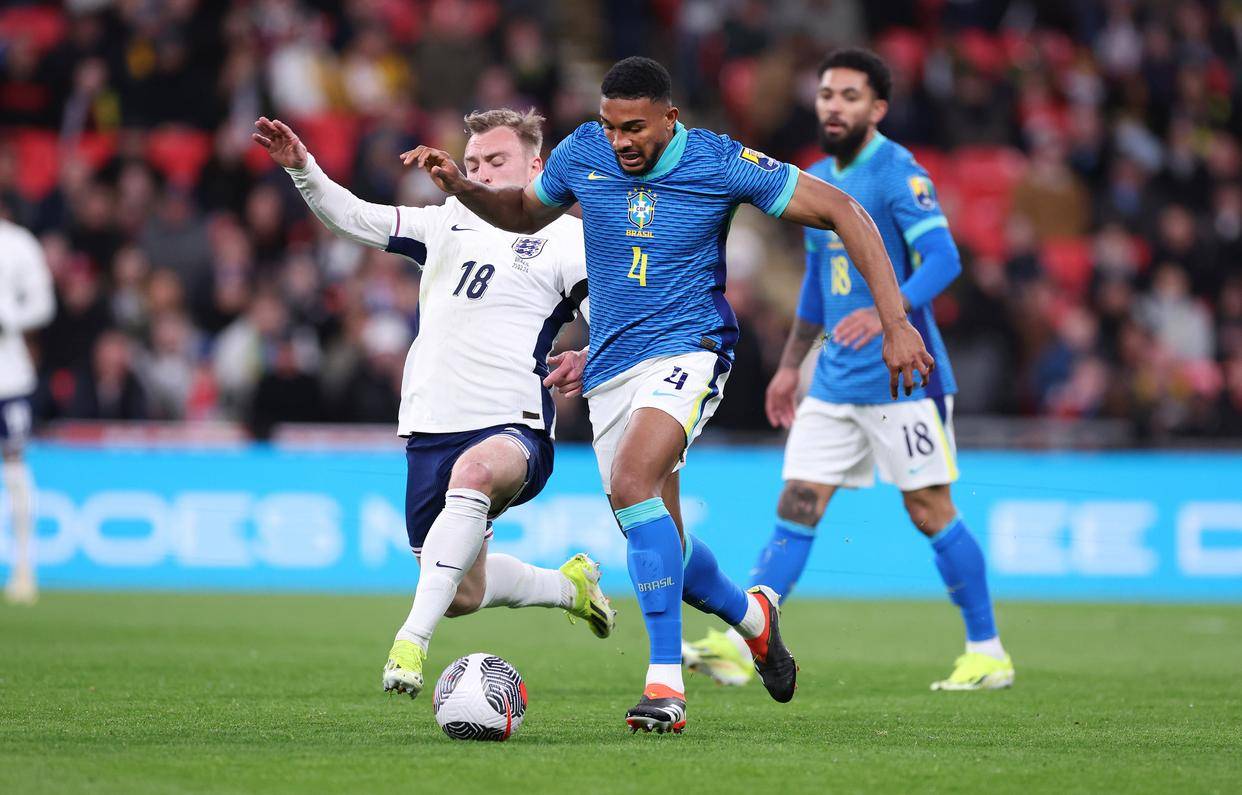 美洲足球友谊赛巴西队大胜